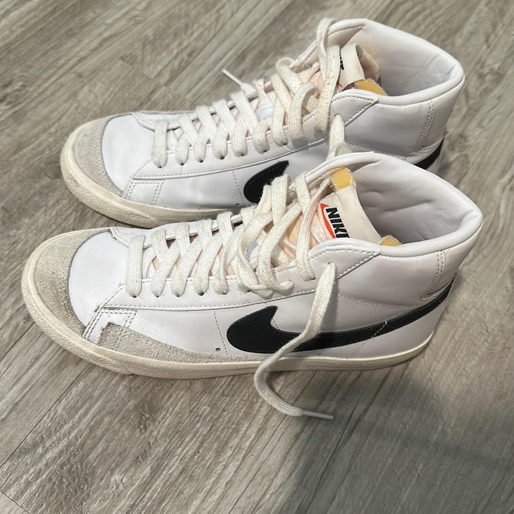Nike Woman’s Blazers Mid 77 Shoes